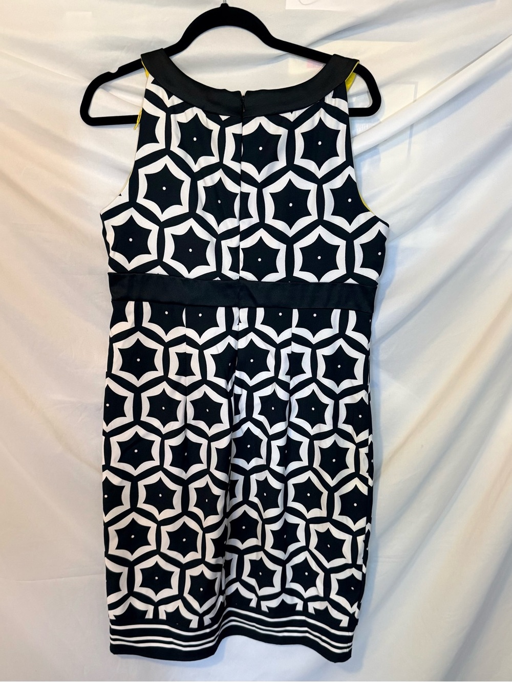 London Times Black & White Geometric Sleeveless Dress with Yellow Accents (GG33) - Picture 4 of 16
